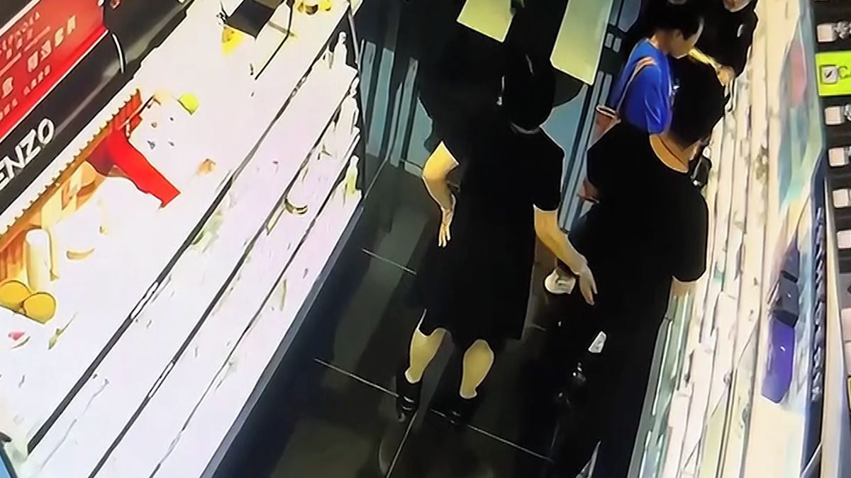 Prodavačka chtěla poplácat kolegu po zadku, ale spletla se